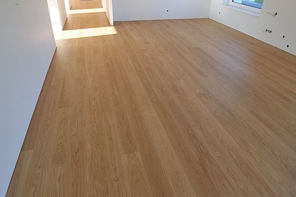 Neu verlegter Echtholzboden in einem Wohnraum