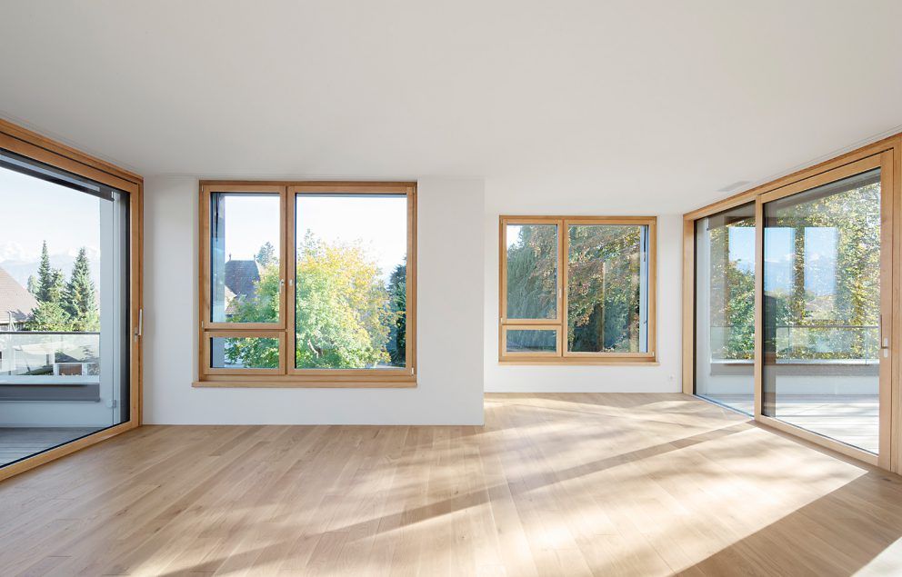 Helles Zimmer mit Holzfenstern