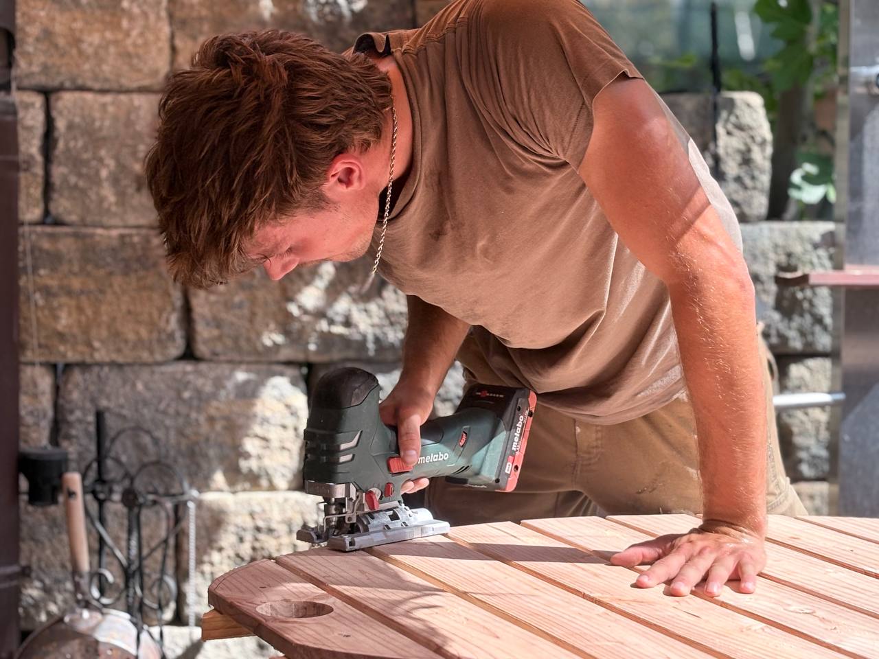 David Egger bei der Arbeit mit der Stichsäge