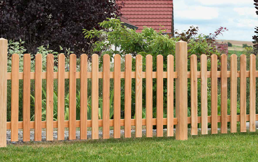 Handgefertigter Holzzaun im Garten