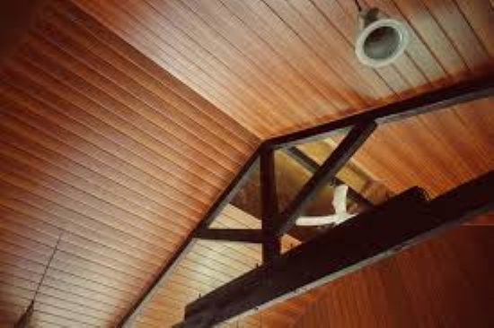 Holzverkleidete Decke im Innenausbau