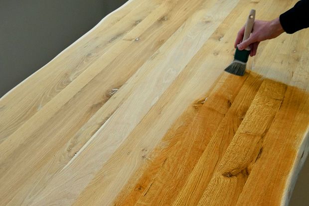 David Egger bei der Arbeit an einer Massivholz-Tischplatte